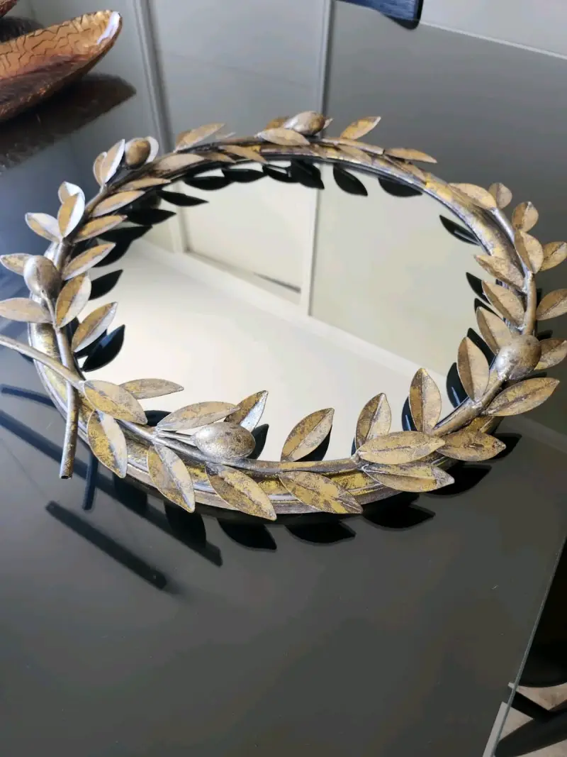 Espejo decorativo con marco de hojas doradas - 1