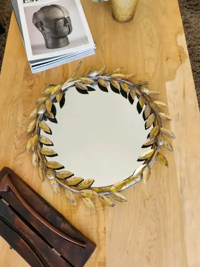 Espejo decorativo con marco de hojas doradas - miniatura 2