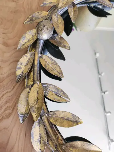 Espejo decorativo con marco de hojas doradas - miniatura 4