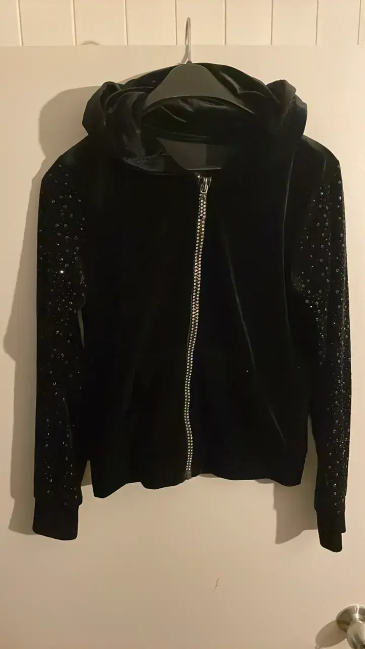 Chaqueta de terciopelo negro con capucha y detalles brillantes - 1