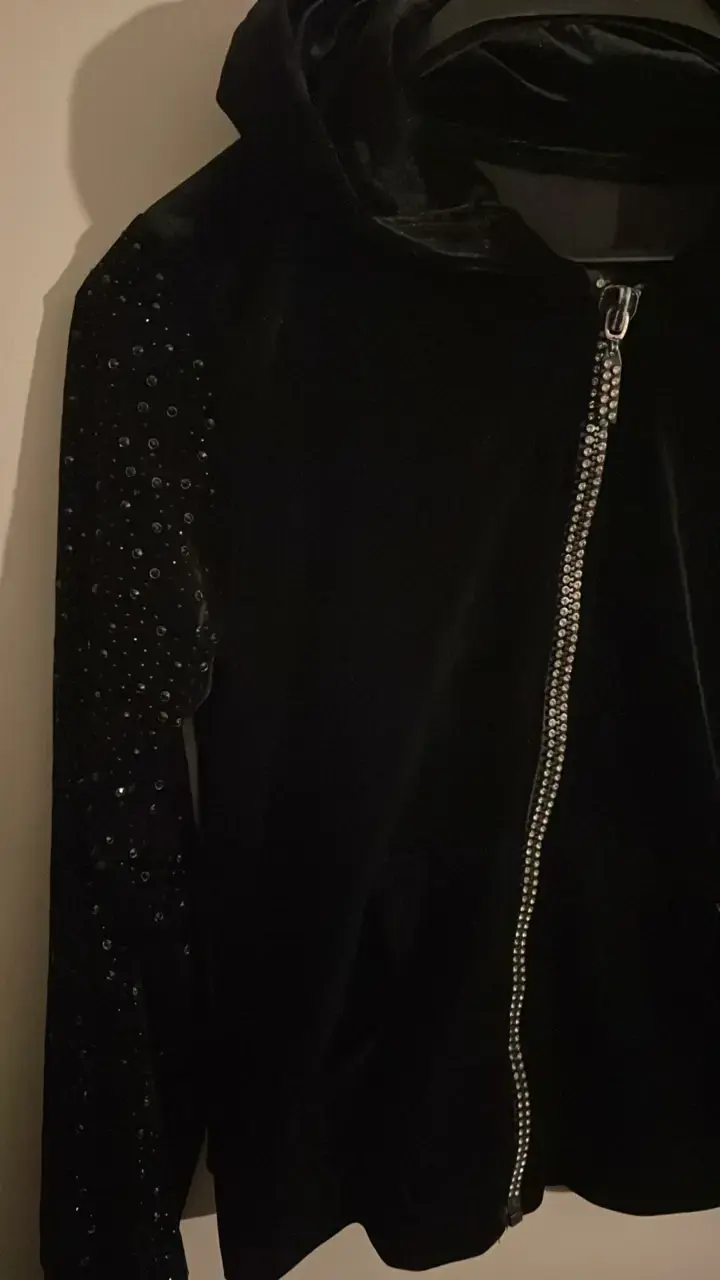 Chaqueta de terciopelo negro con capucha y detalles brillantes - 2