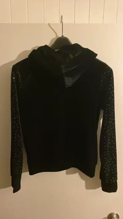 Chaqueta de terciopelo negro con capucha y detalles brillantes - miniatura 3