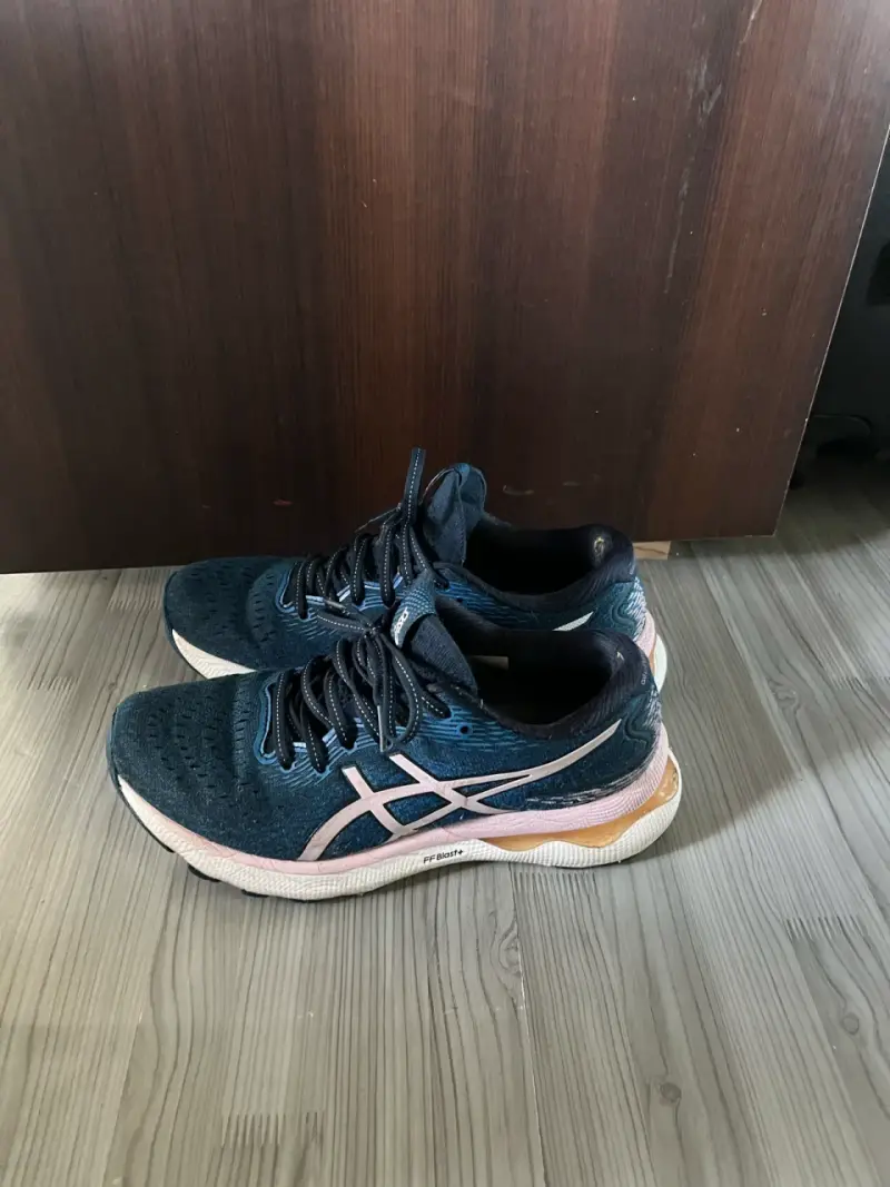 Zapatillas running Asics azul con detalles rosados - 2