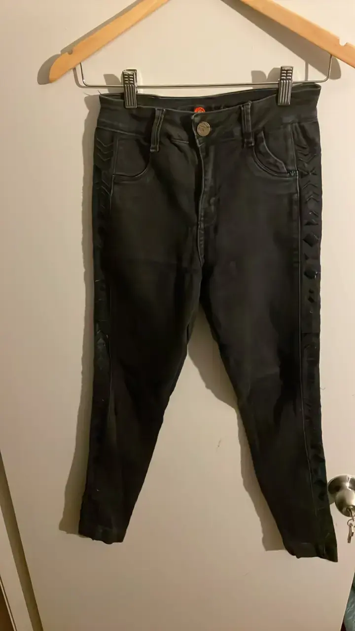 Pantalones negros con detalles bordados para mujer - 1