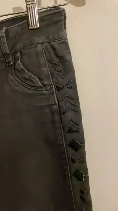 Pantalones negros con detalles bordados para mujer - miniatura 2