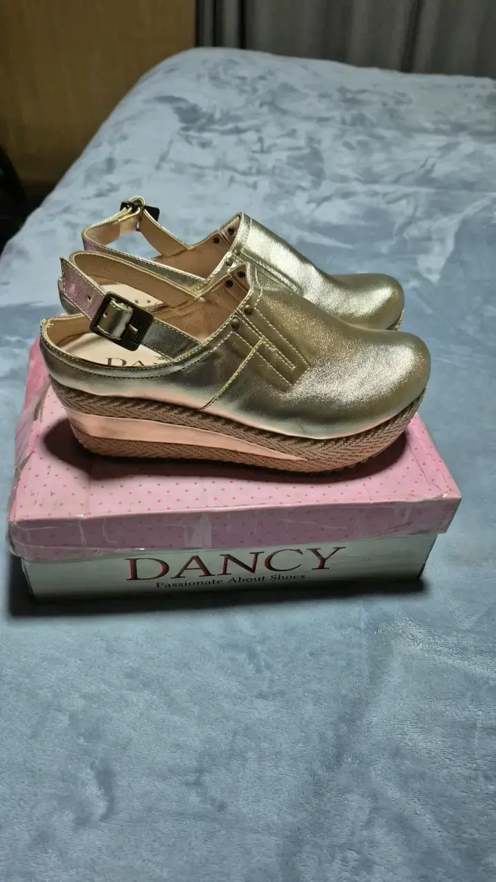 Sandalias doradas con plataforma Dancy