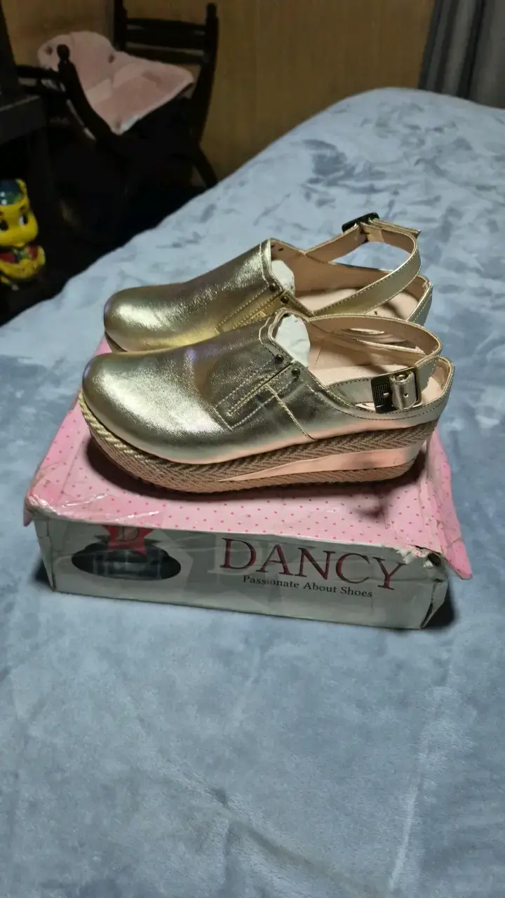 Sandalias doradas con plataforma Dancy - 3