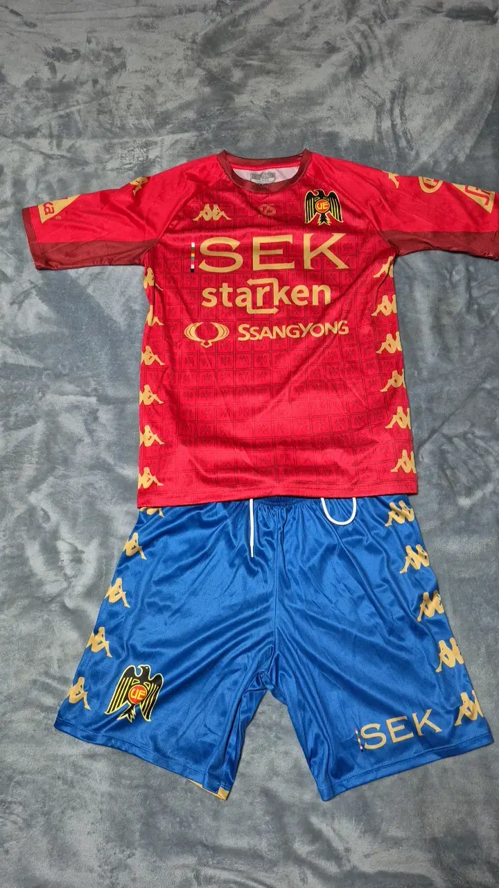 Conjunto de fútbol Kappa Unión Española rojo y azul