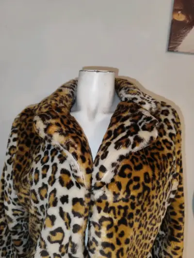 Abrigo De Pelo Sintético Animal Print Leopardo - miniatura 3
