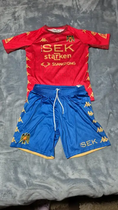 Conjunto de fútbol Kappa rojo y azul talla12 - miniatura 1
