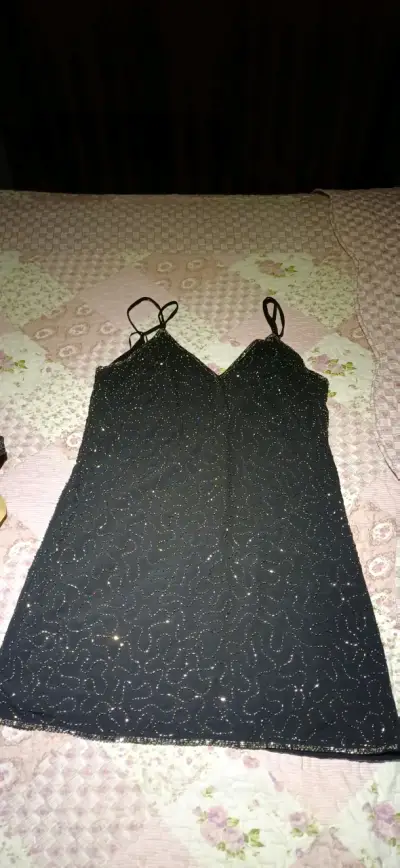 Vestido negro con lentejuelas talla S/M - miniatura 1