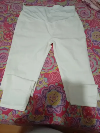 Pantalones blancos de maternidad cómodos - miniatura 1