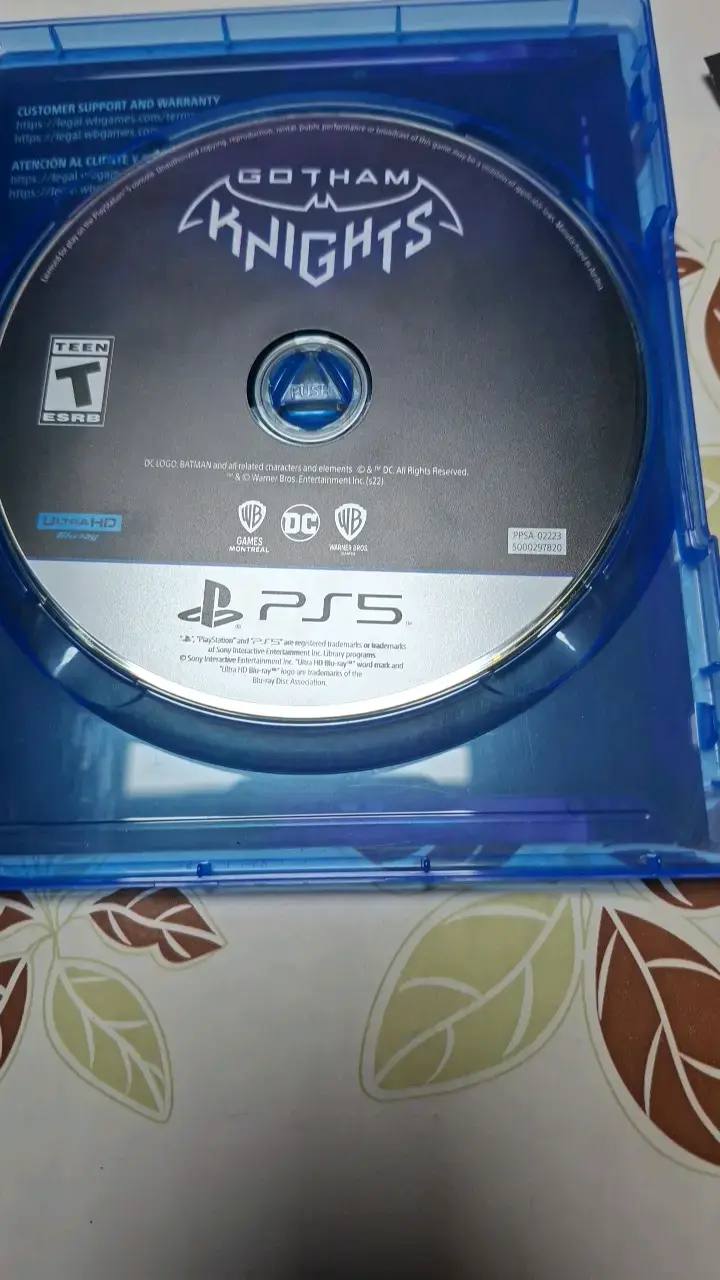 Juego PS5 Gotham Knights+accesorio exclusivo - 2