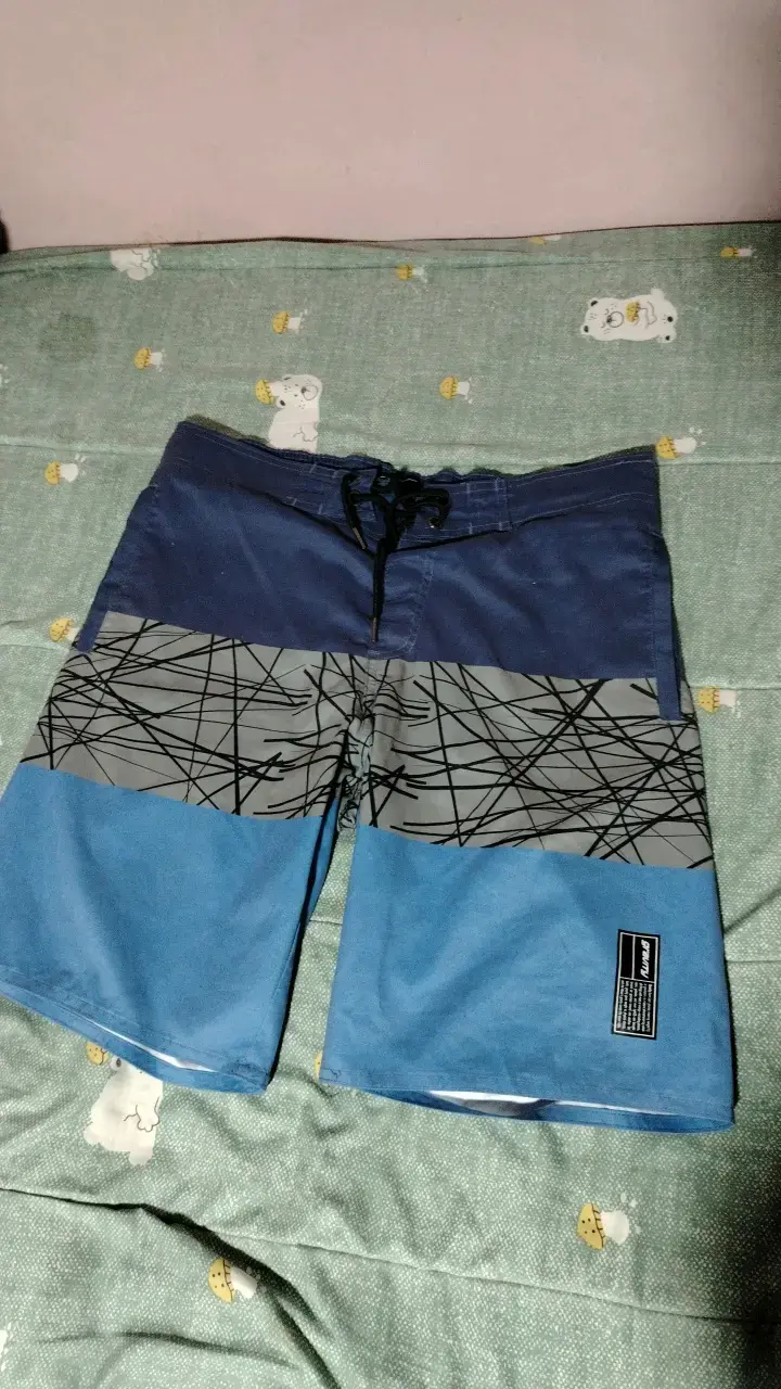 Shorts de baño hombre azul con diseño moderno - 1