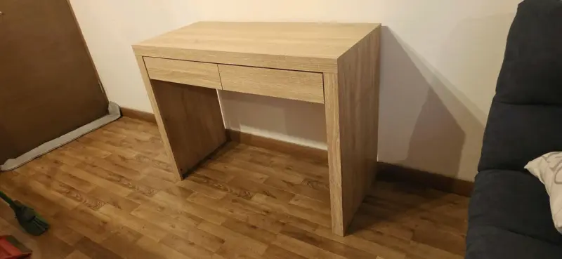 Escritorio de madera con cajones - 2