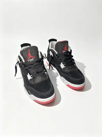 Zapatillas deportivas negras con detalles rojos - miniatura 1
