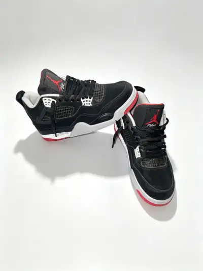 Zapatillas deportivas negras con detalles rojos - miniatura 2