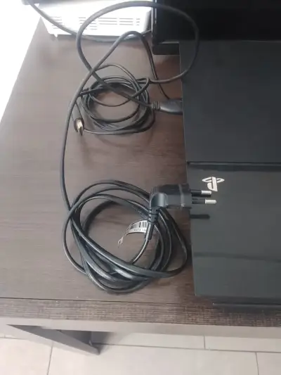 Consola PlayStation 4 con control y cables - miniatura 1