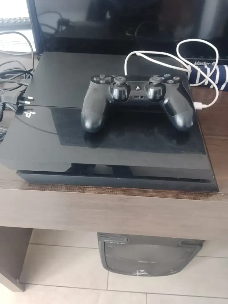 Consola PlayStation 4 con control y cables - 2