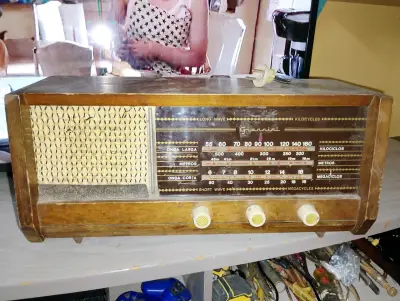 Radio antigua de madera Giannini - miniatura 1