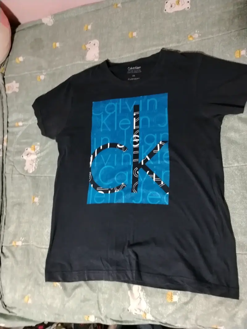 Polera Calvin Klein negra con logo azul
