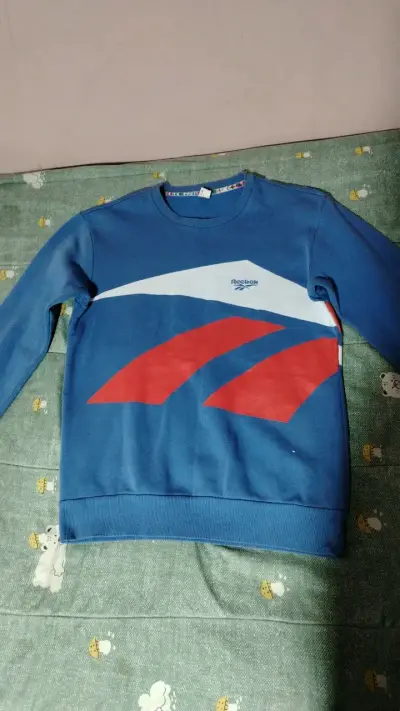 Polerón azul Reebok con diseño gráfico - miniatura 1