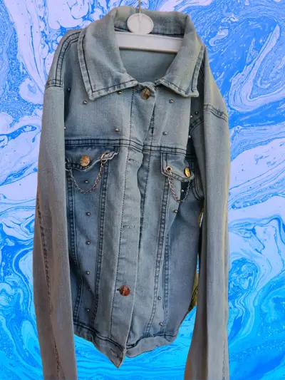 Chaqueta de mezclilla con tachuelas y cadenas - miniatura 1