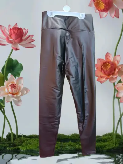 Leggings de cuero sintético color negro - miniatura 2