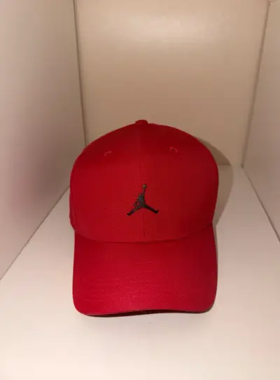 Gorra roja Jordan con logo metálico - miniatura 1