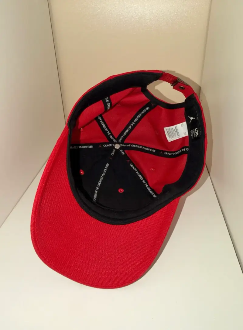 Gorra roja Jordan con logo metálico - 2