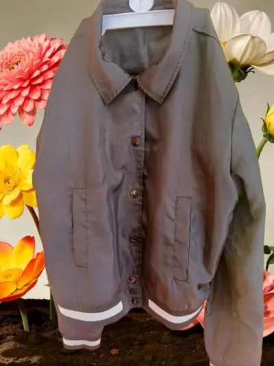 Chaqueta negra con botones estilo casual - miniatura 1