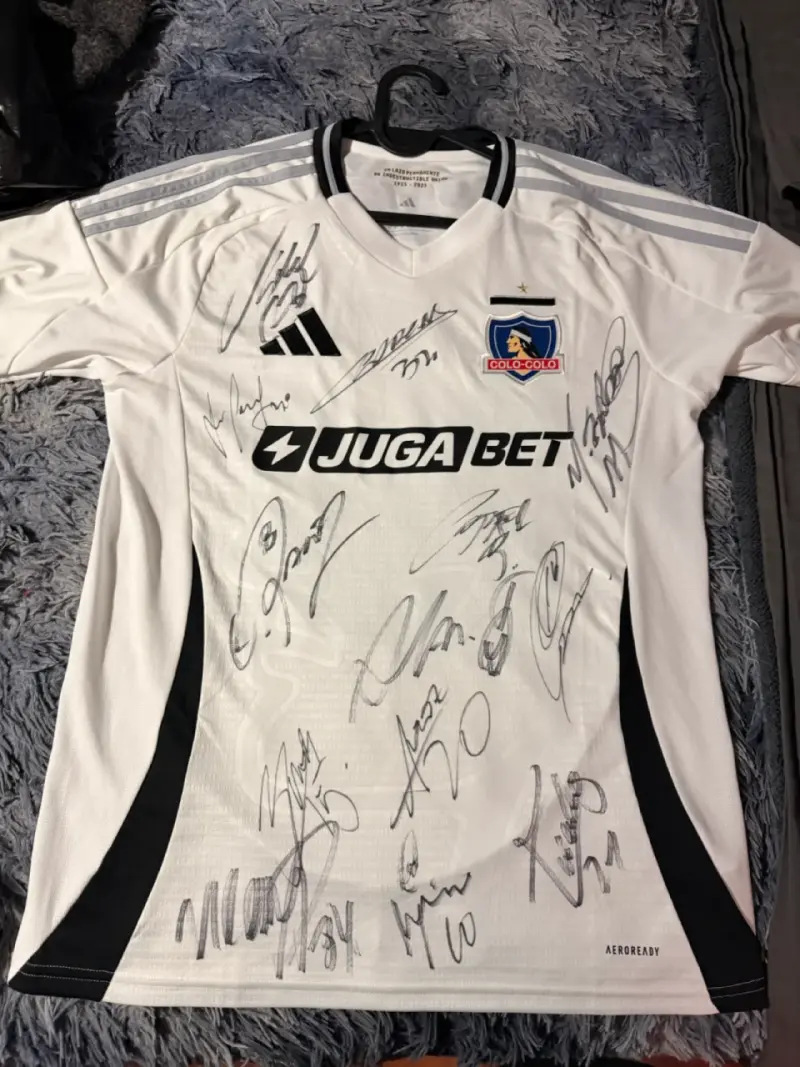 Camiseta Colo-Colo Autografiada Plantel 2025