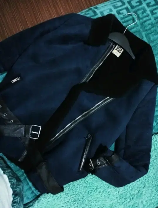 Chaqueta azul con cinturones y cuello de piel