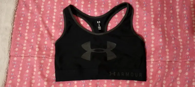 Top deportivo negro Under Armour para mujer