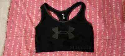 Top deportivo negro Under Armour para mujer - miniatura 1