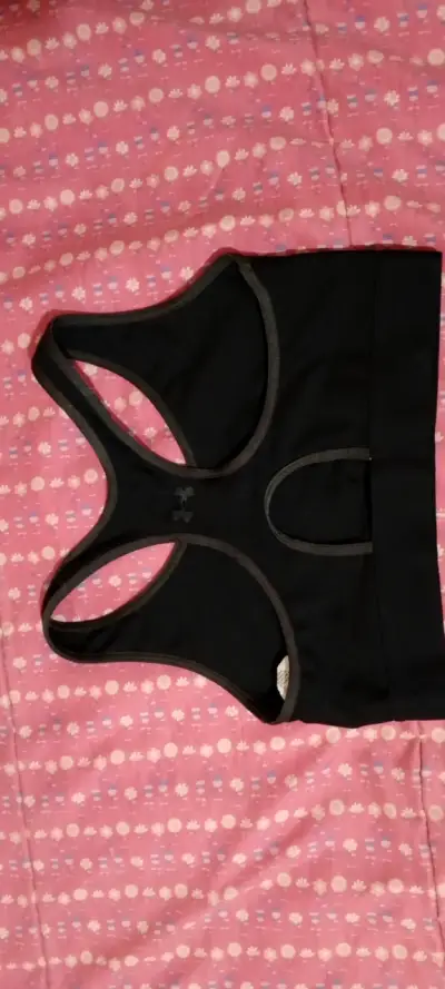 Top deportivo negro Under Armour para mujer - miniatura 2