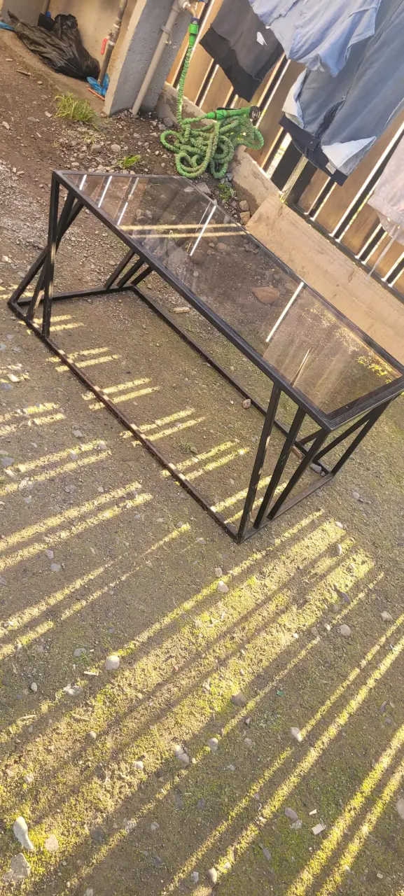 Mesa de vidrio con estructura metálica moderna - 1