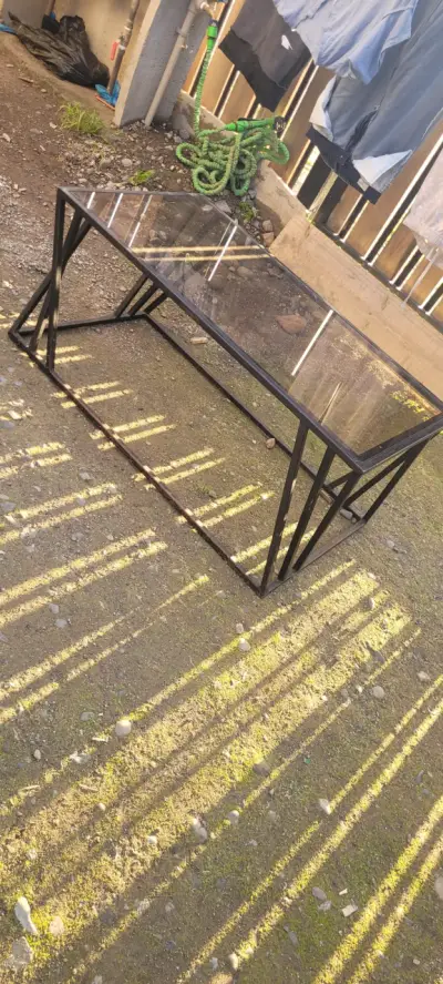Mesa de vidrio con estructura metálica moderna - miniatura 1