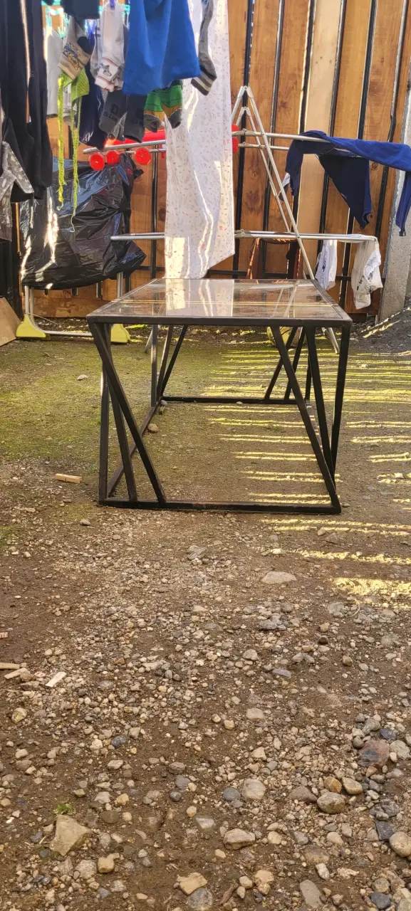 Mesa de vidrio con estructura metálica moderna - 2