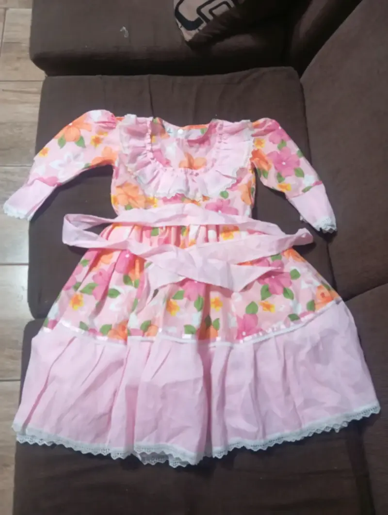 Vestido infantil floral rosado con volantes - 1