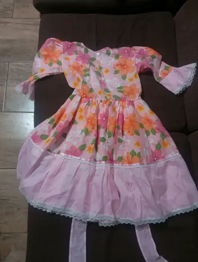 Vestido infantil floral rosado con volantes - miniatura 2