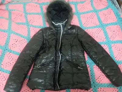 Chaqueta de invierno negra con capucha de piel sintética - miniatura 1