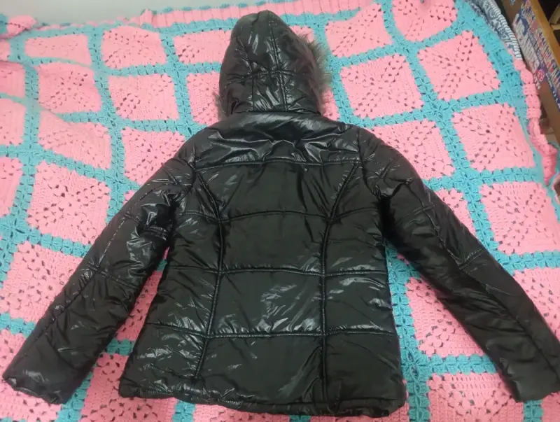 Chaqueta de invierno negra con capucha de piel sintética - 2