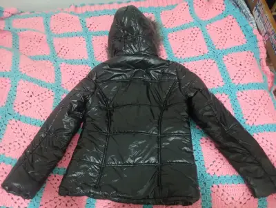 Chaqueta de invierno negra con capucha de piel sintética - miniatura 2