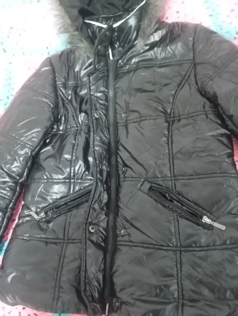 Chaqueta de invierno negra con capucha de piel sintética - 3