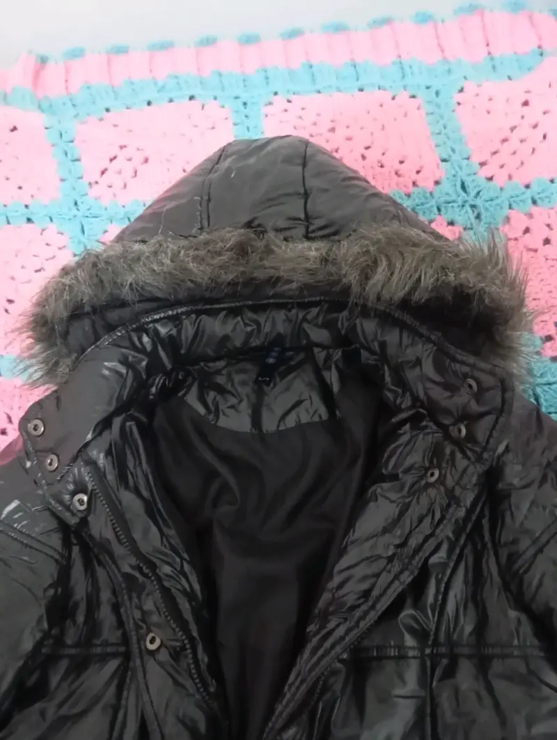 Chaqueta de invierno negra con capucha de piel sintética - 4