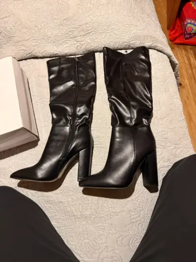 Botas negras de cuero con tacón alto - miniatura 1