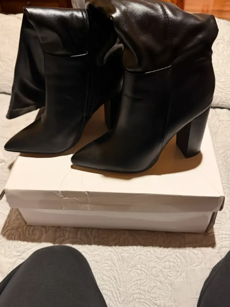 Botas negras de cuero con tacón alto - 2