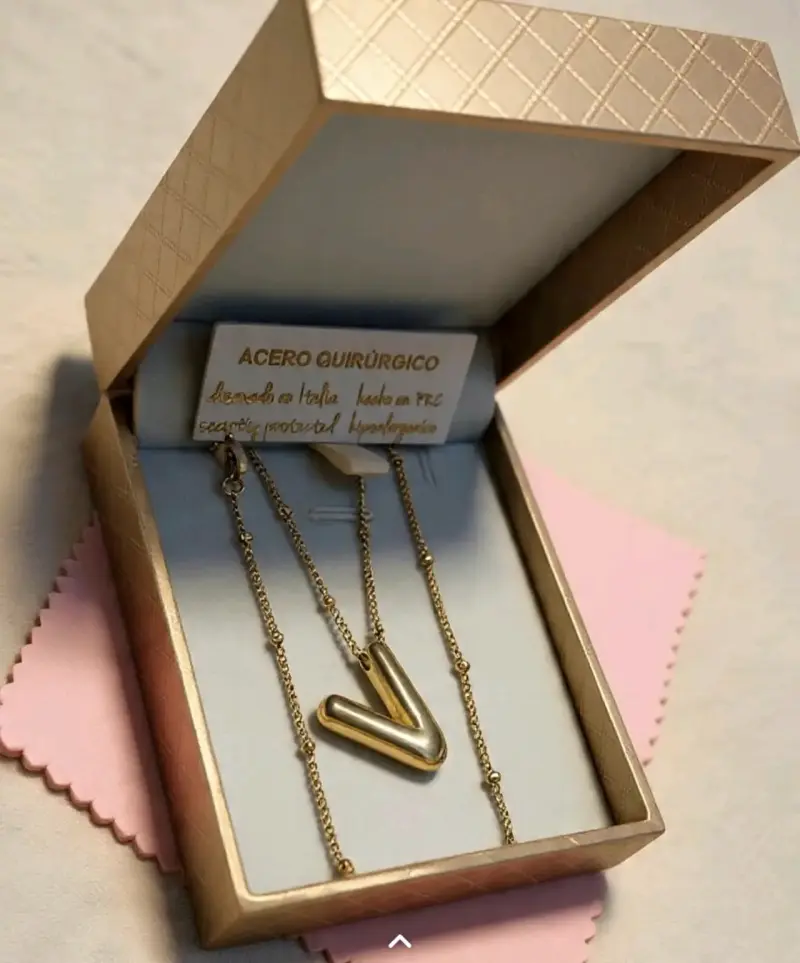 Collar de acero quirúrgico dorado con dije moderno