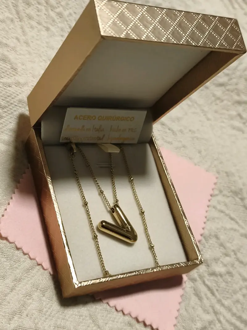 Collar de acero quirúrgico dorado con dije moderno - 3